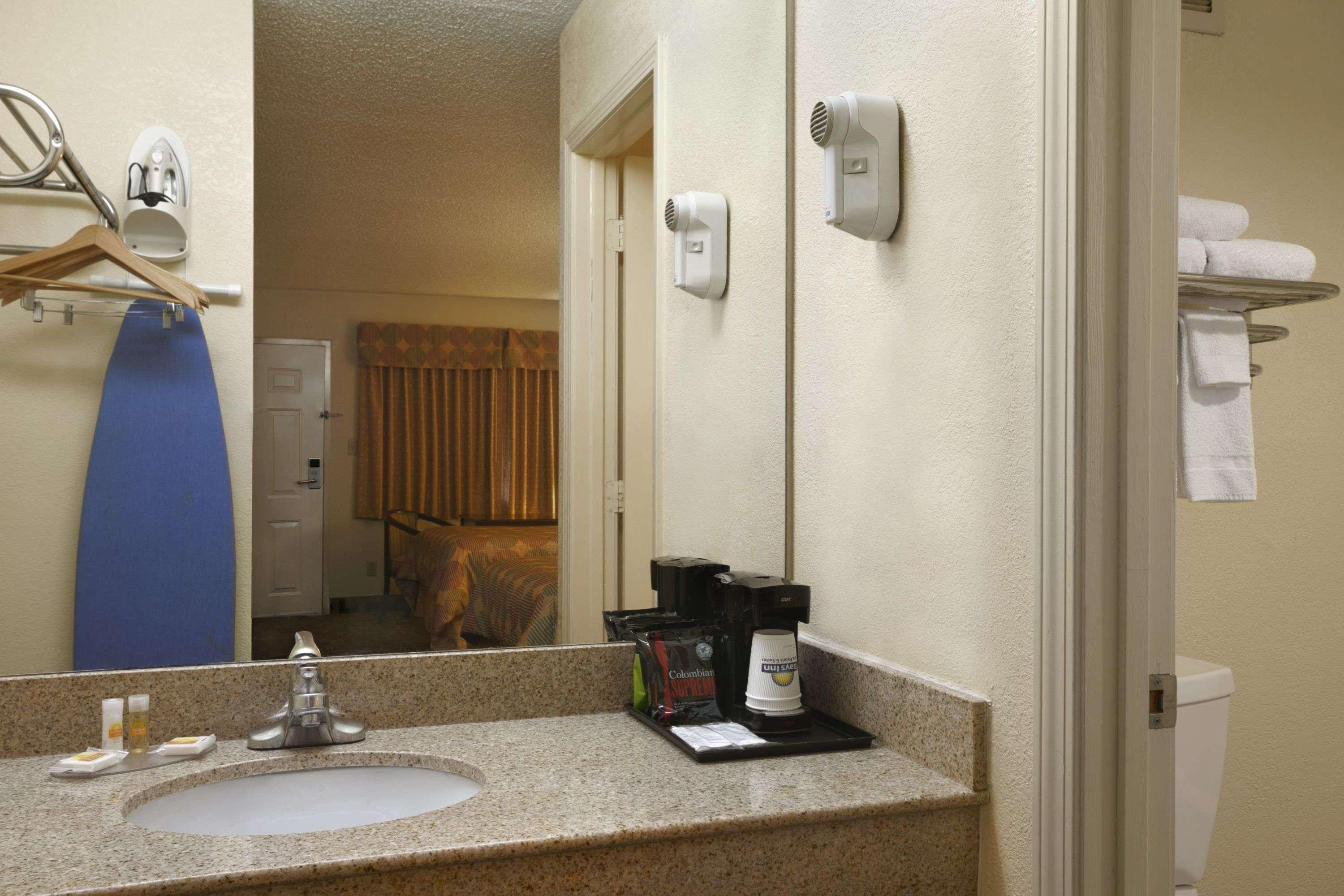 Days By Wyndham Airport East 2*